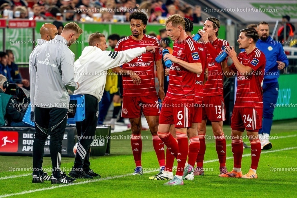 xKKU17102501009 | 17.10.2025, xKKUx, Fußball, Fortuna Düsseldorf - Eintracht Braunschweig, 2. Fußball Bundesliga, Merkur Spiel-Arena, Saison 2025 2026: Cheftrainer Markus Anfang (Fortuna Düsseldorf #hc) macht seiner Mannschaft eine Ansage am Spielfeldrand  Emmanuel Iyoha&nbsp;(Fortuna Düsseldorf #19) Giovanni Haag&nbsp;(Fortuna Düsseldorf #06) Cedric Itten&nbsp;(Fortuna Düsseldorf #13) Florent Muslija&nbsp;(Fortuna Düsseldorf #24) DFB regulations prohibit any use of photographs as image sequences and or quasi-video.
