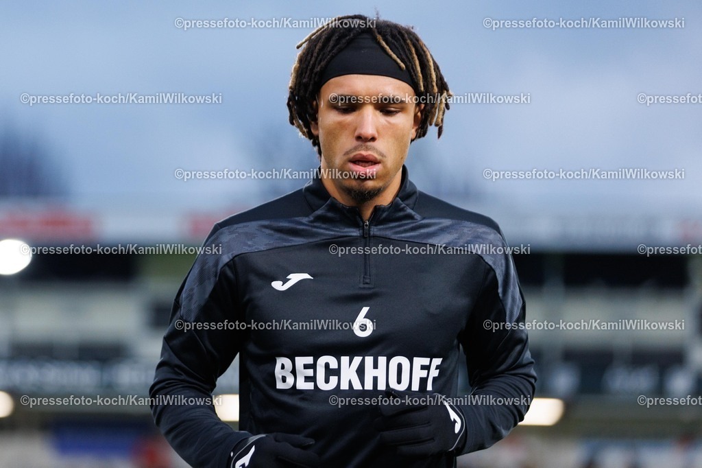 xKWIx30112501025 | 30.11.2025, xkwix, Fußball, 3. Liga, SSC Verl - VfL Osnabrück, Sportclub Arena: Joshua Eze (SC Verl #6)xKamilxWilkowskixPressefotoKochx