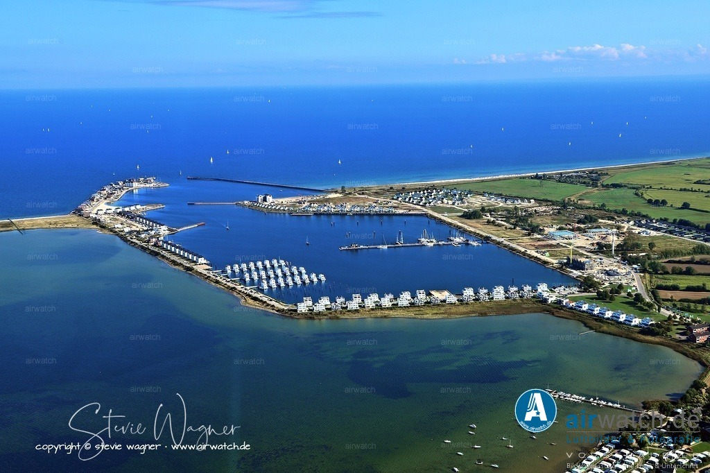  Luftbild OstseeResort Olpenitz - Exklusive Ferienhäuser an der Ostseeküste | Das OstseeResort Olpenitz auf der Halbinsel Schwansen bietet eine Vielzahl von Sehenswürdigkeiten, die von der maritimen Atmosphäre des Hafens bis hin zu natürlichen und kulturellen Highlights reichen. Das Herzstück des Resorts ist der Hafen Olpenitz, der einst der größte Marinestützpunkt der deutschen Ostseeflotte war und nun zu einem der attraktivsten Sportboothäfen der Region geworden ist.