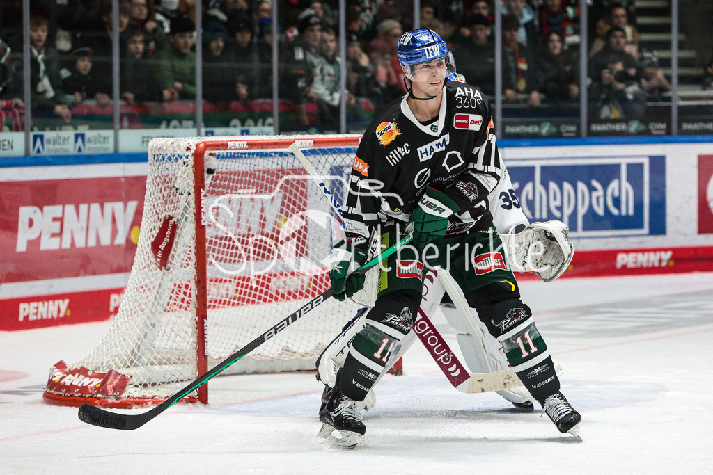Augsburger Panther - EHC Red Bull Muenchen | Adam PAYERL (AEV #11) vor der Kiste der Gaeste