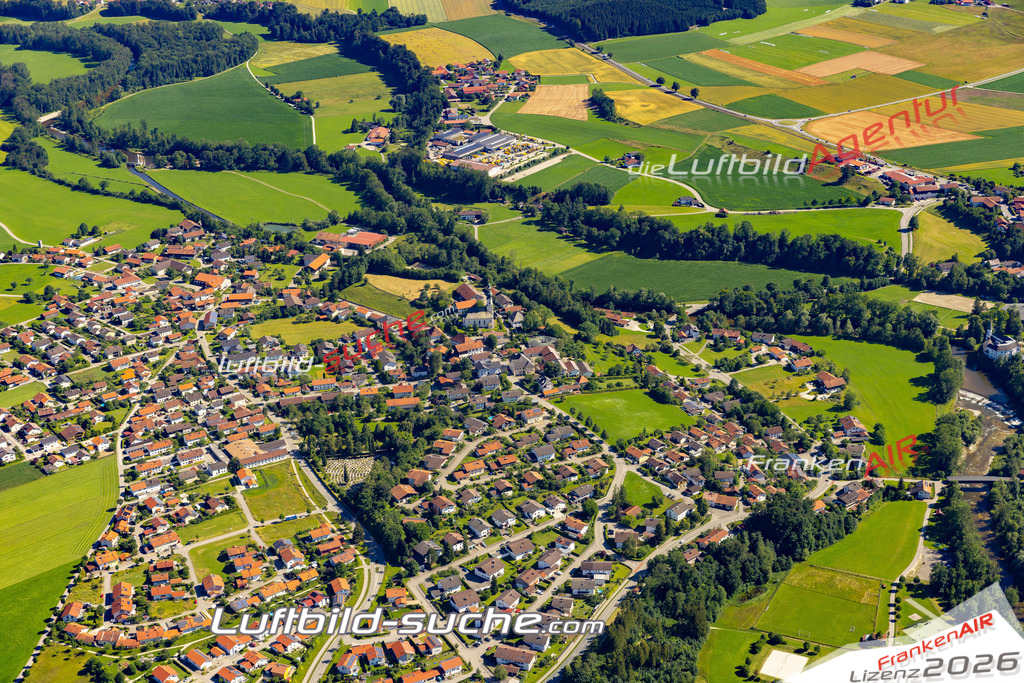 Aktuelles Luftbild von Traunwalchen Traunreut - Die Luftaufnahme wurde 2022 mittels UL-Flugzeug erstellt ( keine Drohne ) - hochauflösende Kamera-Systeme von  Canon -Beste Qualität - Für grossformatige Ausdrucke geeignet. Die Geschenkidee !