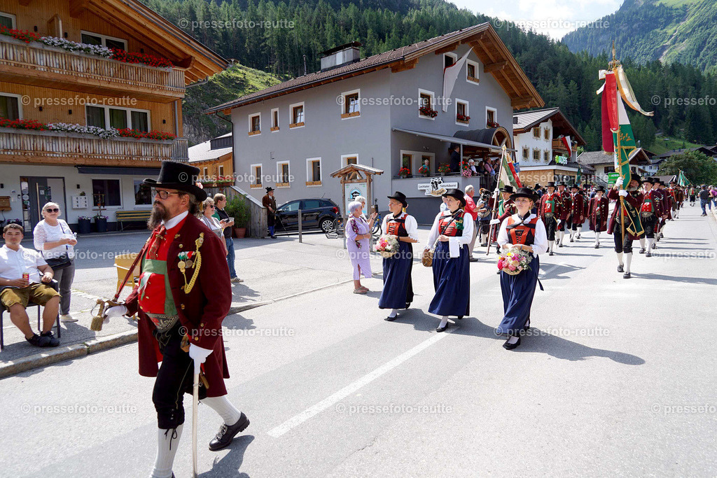 e08-news-2023-Juli23-Regimentsschuetzenfest3-Steeg-UMZUG_DORF-DSC07309 | Info aus dem Bezirk Reutte/Ausserfern Tirol sowie eine umfangreiche Bilddatenbank über die gesamte Region: Lechtal, Talkessel Reutte, Tannheimertal, Zwischentoren. Lech, Plansee, Zugspitze, Grenztunnel, B179, Fernpassstraße, Verkehr, Lawinen, Tradition, - Realisiert mit Pictrs.com