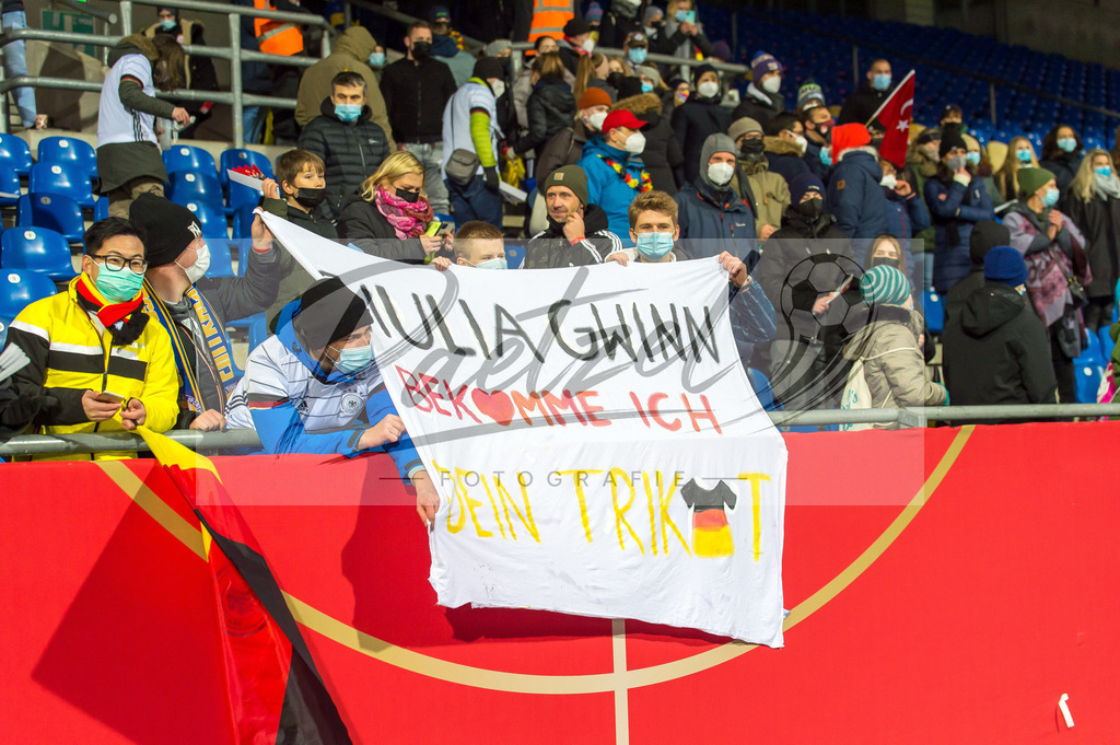 GERTUR20211126_060 | Fussball, Frauen: . Fans von Deutschland bei dem Spiel der WM-Qualifikation zwischen Deutschland und Tuerkei im Eintracht-Stadion am 26.11.2021 in Braunschweig, Deutschland. - Realisiert mit Pictrs.com