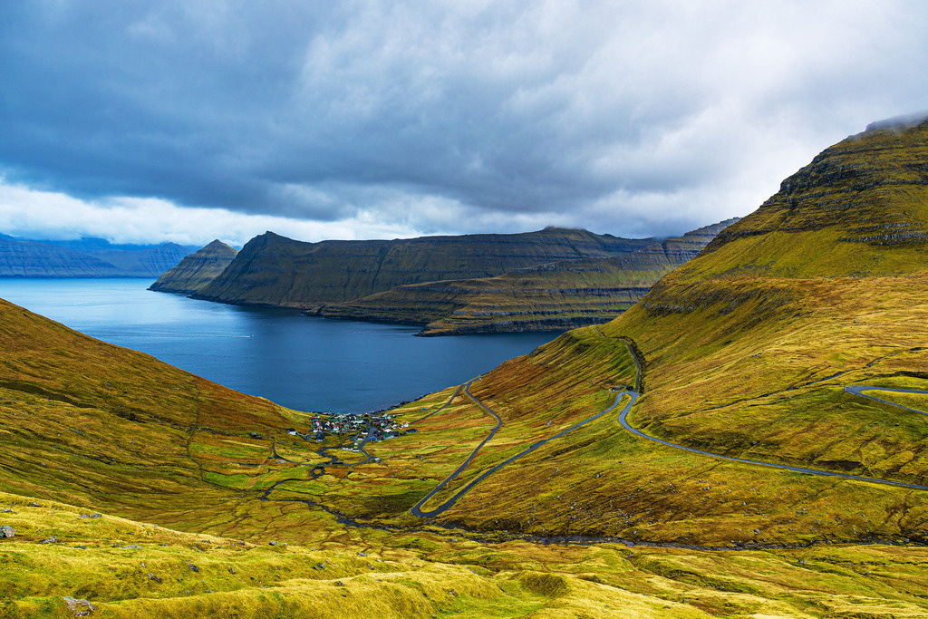 Blick auf das Dorf Funningur am Fjord Funningsfjørður auf der Färöer Insel Eysturoy | Blick auf das Dorf Funningur am Fjord Funningsfjørður auf der Färöer Insel Eysturoy.