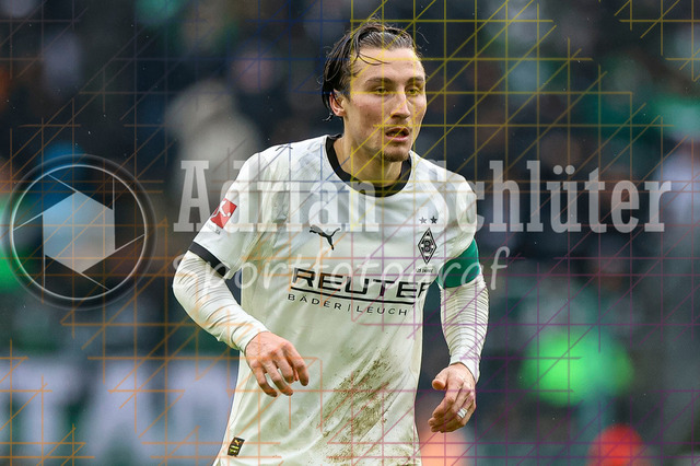 Borussia Mönchengladbach vs FC Bayern München - Bundesliga  | Mönchengladbach, Deutschland, 25.10.25:   Rocco Reitz (Borussia Mönchengladbach) schaut waehrend des Spiels der Bundesliga zwischen Borussia Mönchengladbach vs FC Bayern München im Stadion im Borussia Park(Foto von Brauer-Fotoagentur / Adrian Schlueter)
