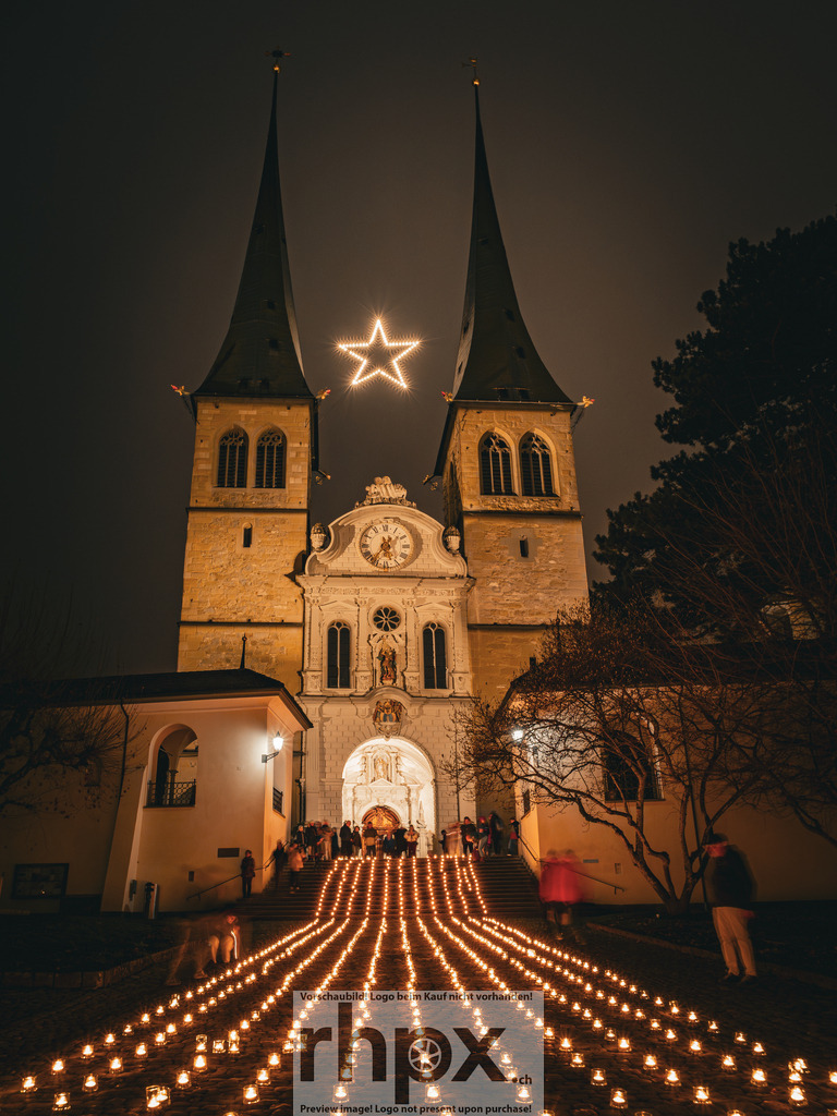 Eine Million Sterne | <p><strong>Tradition. Licht. Geborgenheit.</strong></p>
<p>Hunderte Kerzen säumen die Stufen zur Hofkirche St. Leodegar und tauchen die Nacht in ein goldenes Meer. Unter dem strahlenden Stern zwischen den ikonischen Türmen vereinen sich Architektur und Emotion zu einem festlichen Augenblick voller Wärme.</p>
<p>Wähle unter "Produktauswahl" dein Wunschformat: Vom klassischen Wandbild über Puzzle & Tassen bis zum digitalen Download (z.B. als Handy-Hintergrund). Der Verkaufserlös wird zugunsten Eine Million Sterne gespendet!</p>
<br> - Realisiert mit Pictrs.com