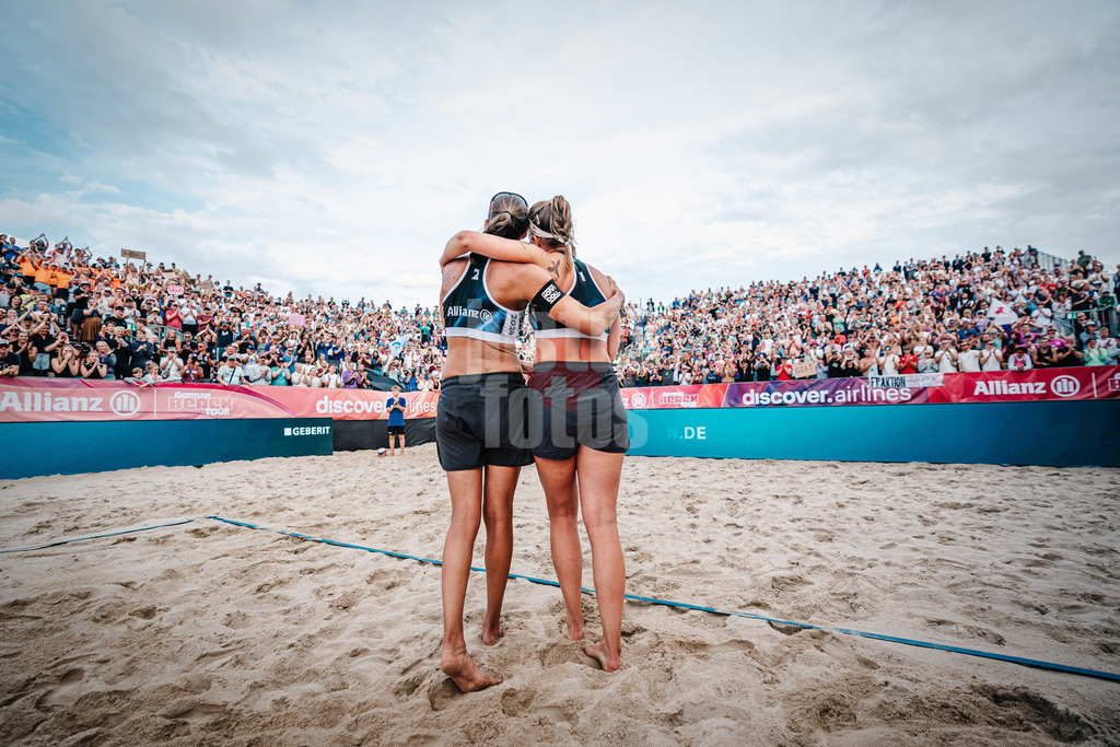 Beachvolleyball | Frauen | Allianz German Beach Tour | Deutsche Beachvolleyball-Meisterschaft 2024 | 30.08.2024 | v.l. Kira Walkenhorst und Isabel Schneider nach dem letzten Spiel ihrer Karriere