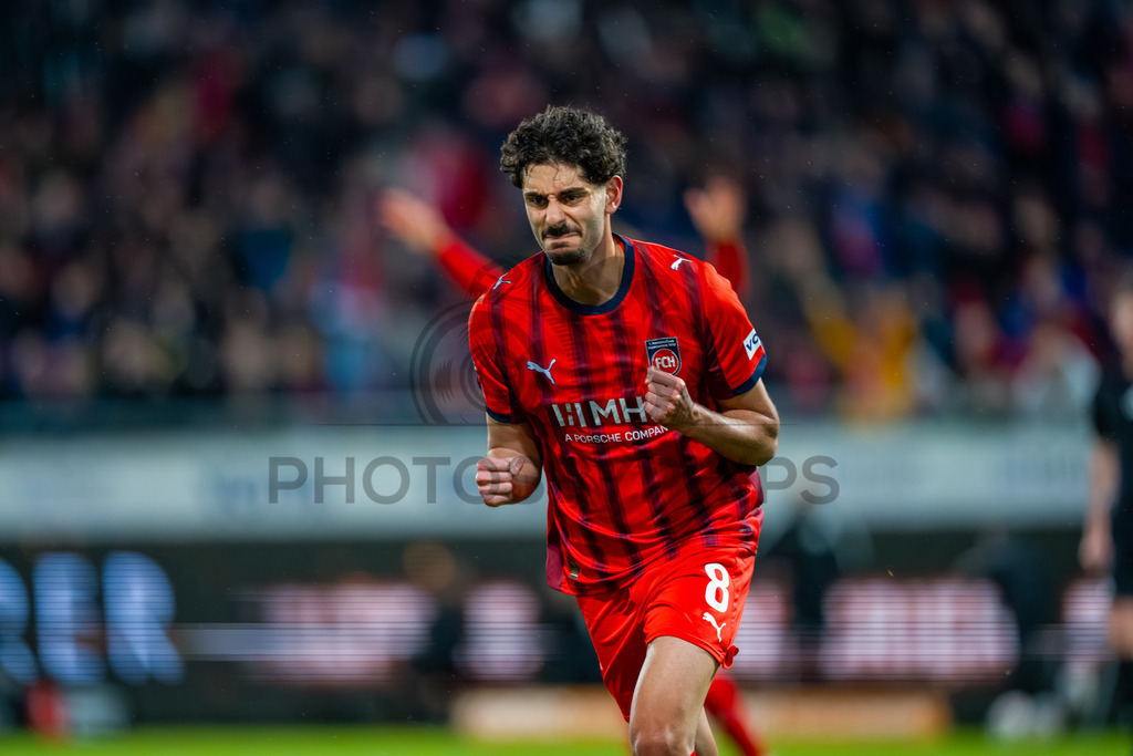 1. FC Heidenheim vs. VfB Stuttgart, Fussball, 1. Bundesliga, 23. Spieltag, Saison 2025/2026, 22.02.2026 | Eren Dinkci (1. FC Heidenheim 1846, #08),1. FC Heidenheim vs. VfB Stuttgart, Fussball, 1. Bundesliga, 23. Spieltag, Saison 2025/2026, 22.02.2026Foto: photosbyphips/Philip Ziegler