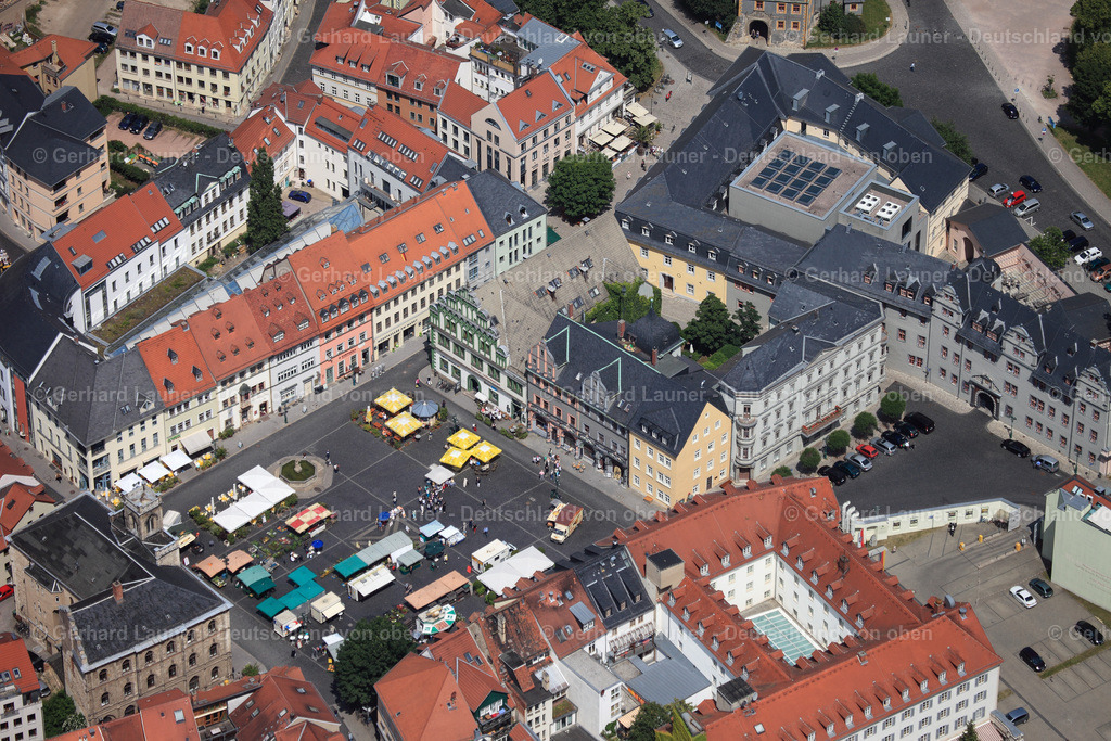 3002994 | WEIMAR 2010 Verkaufs- und Imbissstände und Handelsbuden mit dem Weimarer Stadthaus und der " Tourist Information Weimar " am Markt in Weimar im Bundesland Thüringen, Deutschland. Weiterführende Informationen bei: weimar GmbH. // Sale and food stands and trade stalls in the market place with the Weimarer Stadthaus on Markt in Weimar in the state Thuringia, Germany. Further information at: weimar GmbH. Foto: Gerhard Launer