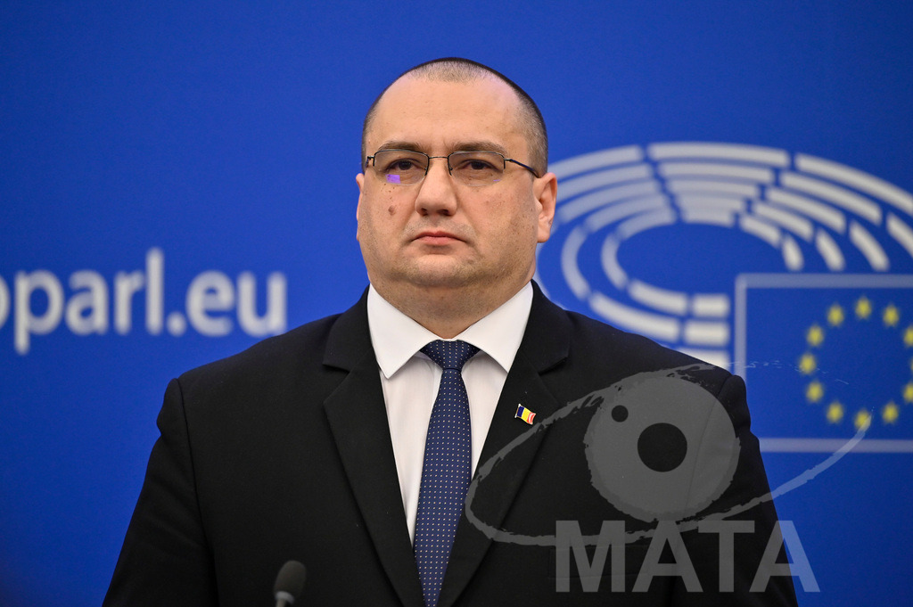 _DWI0094 | Politiker Cristian Terhes bei einer Pressekonferenz zum Thema ' Alarmierende Statistiken zu den Folgen des COVID-Lockdowns' im Europäischen Parlament. Straßburg, 18.01.2023 - Realisiert mit Pictrs.com