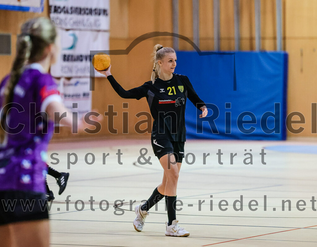 2023-12-17_074_SpVgg_Altenerding_II_gegen_HF_Scheyern | Erding, Deutschland, 17.12.2023:
Handball, Bezirksliga Frauen Altbayern 2023 / 2024, 9. Spieltag, SpVgg Altenerding II gegen HF Scheyern, Endergebnis: 22:26

Carina Heimbach (HF Scheyern, #21)

Foto: Christian Riedel / fotografie-riedel.net