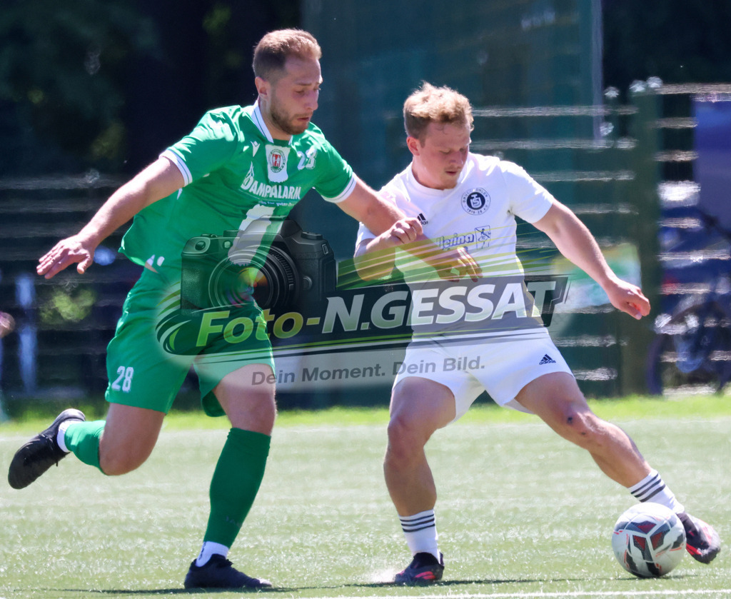 TuS Bruchmühlen - Bünder SV | Auf dem Bild zu sehen: weiß TuS Bruchmühlen: Kai Volkmer ; grün Bünder SV: Niklas Preiß TuS Bruchmühlen, Bünder SV, Saison 25/26, Kreisliga A, Bruchmühlen, Deutschland - Realisiert mit Pictrs.com