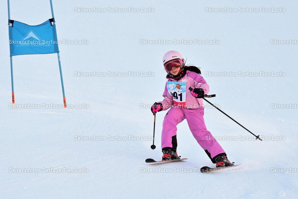 SRF_25.12.2025_0280 | Skirennfotos,Serfaus,Fiss,Ladis,Kinderskirennen,Winter,Tirol,Oberland,skirace,SFL,feelfree,weil wir's genießen,ski,Ski,skifahren,Sonnenplateau, - Realisiert mit Pictrs.com