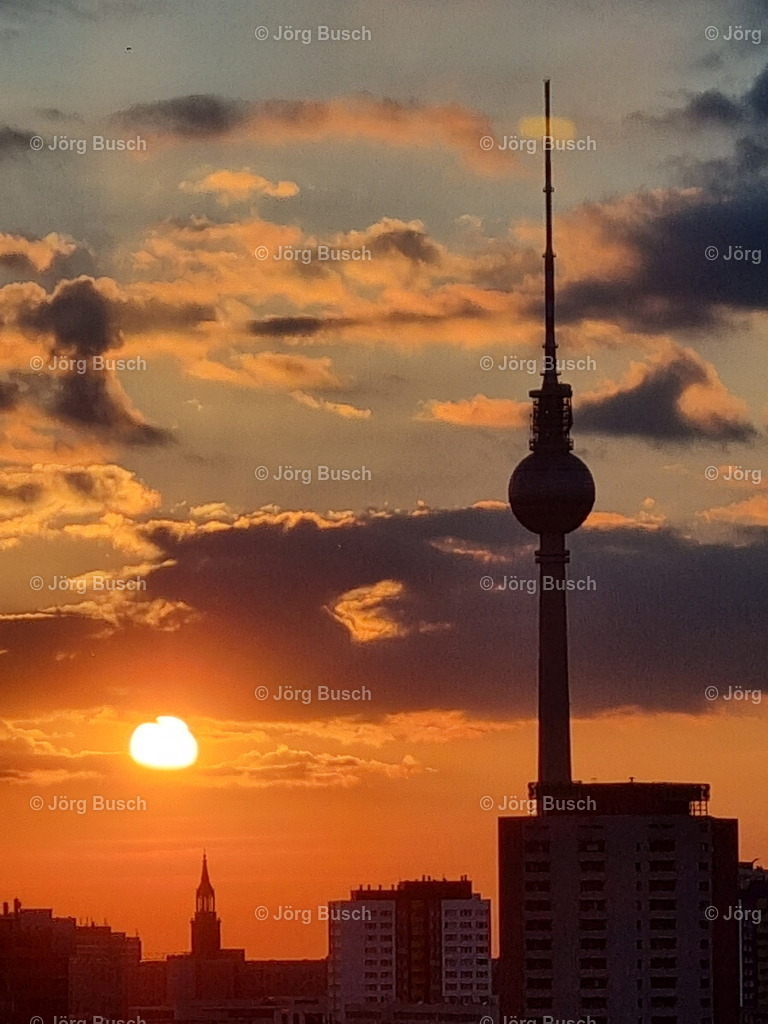 Fernsehturm Berlin-untergehende Sonne | Dieser Shop bietet Fotos und Videos aus den Bereichen Fallschirmspringen, Landschaft und Luftbild - Realizzato con Pictrs.com