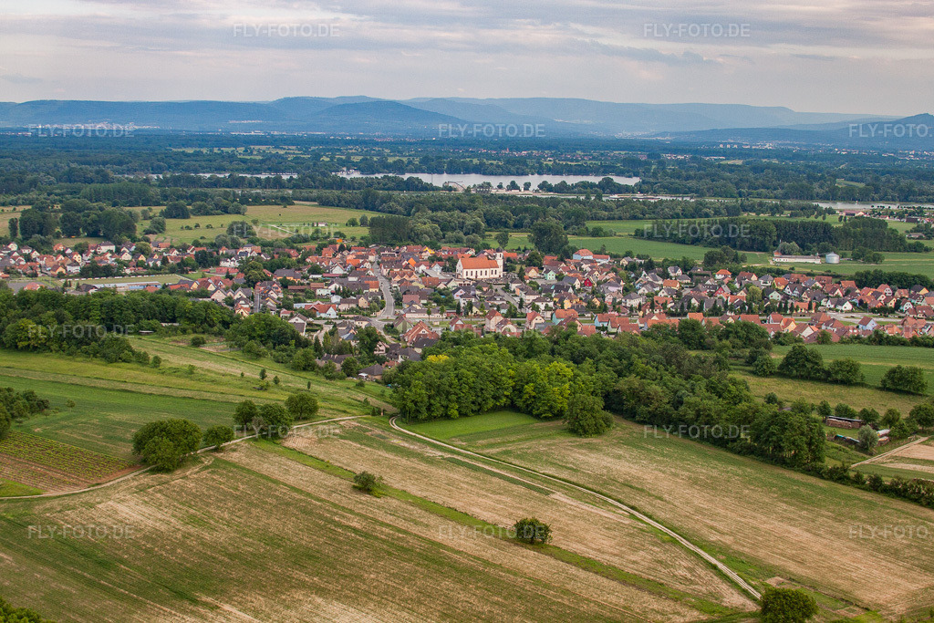 Luftbild: Ortsansicht von Westen in Mothern im Bundesland Bas-Rhin in Frankreich. – Foto: IMG_28756.jpg vom 14.06.2010 durch Werner Riehm/FLY-FOTO.de – Auflösung des Originals: 4752 x 3168 px