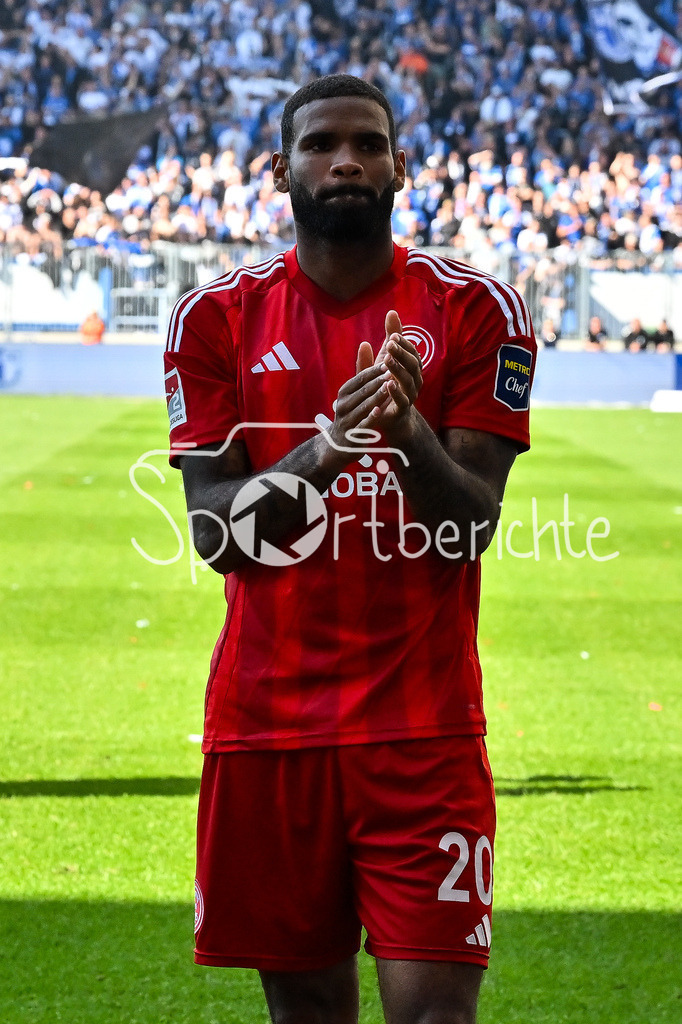 1. FC Magdeburg - Fortuna Düsseldorf | Die Spieler der Fortuna versammeln sich nochmal vorm Gaesteblock und bedanken sich bei den mitgereisten Fans / 2. Bundesliga: 1. FC Magdeburg - Fortuna Duesseldorf, Avnet-Arena am 18.05.2025 / DFL REGULATIONS PROHIBIT ANY USE OF PHOTOGRAPHS AS IMAGE SEQUENCES AND/OR QUASI-VIDEO /  Jamil SIEBERG (Fortuna Duesseldorf 20)