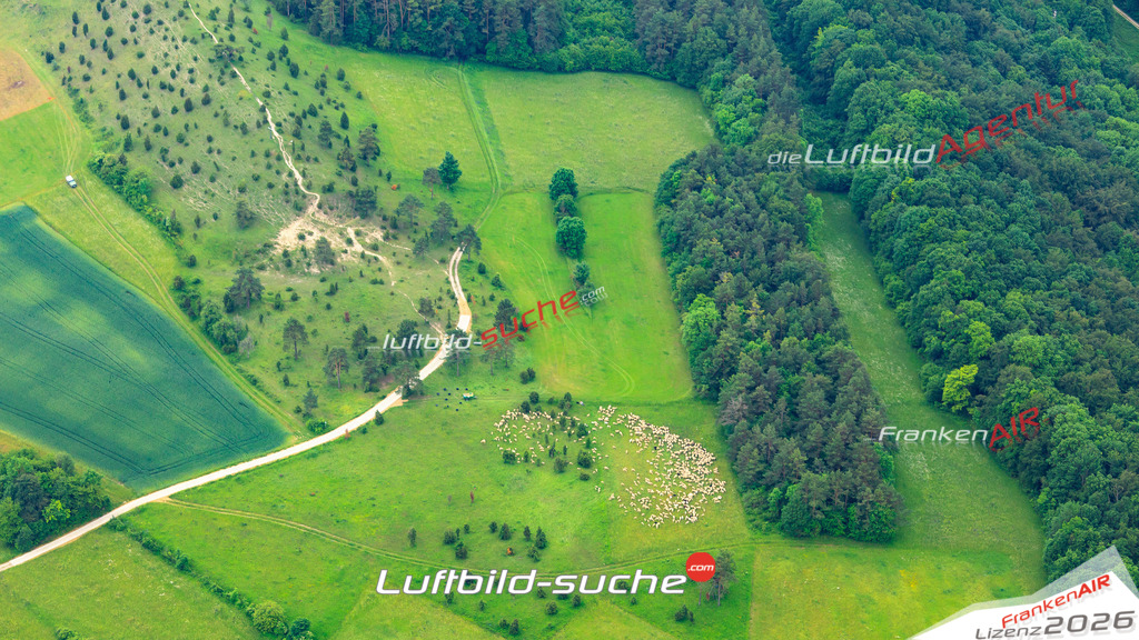Die Luftaufnahme der Stadt Bad Staffelstein wurde vom UL-Flugzeug heraus erstellt ( keine Drohne )- hohe Auflösung für beste Qualität