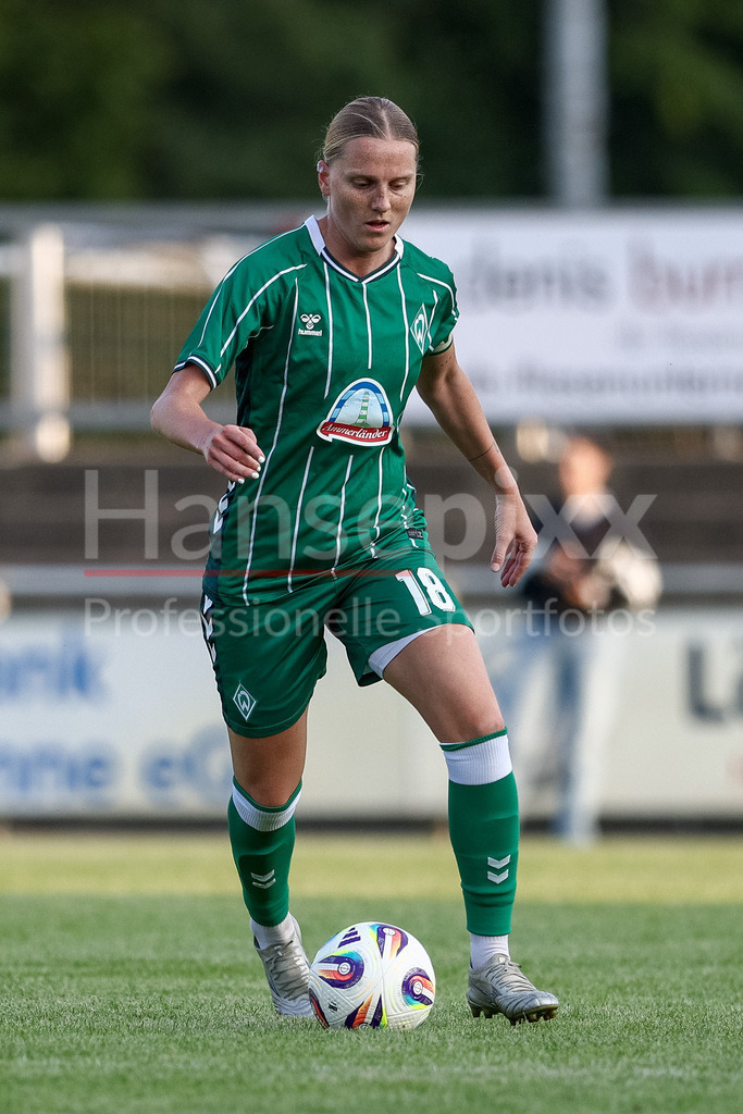 Fussball, Testspiel Frauen, SV Meppen - SV Werder Bremen | Lina Hausicke (SV Werder Bremen, 18) am Ball, Freisteller, Einzelbild, Ganzkörper, Aktion, Action, Spielszene