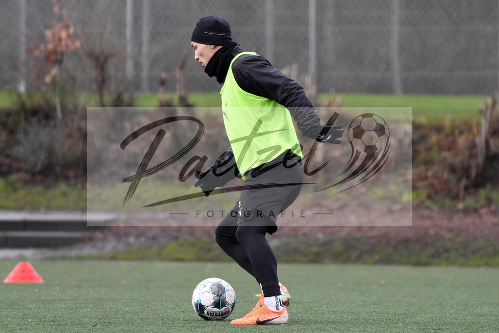 20200203_TRAOSN_0040 | Fußball, Herren: Sven Koehler (VfL Osnabrueck) in Aktion, am Ball, Einzelaktion waehrend der Trainingseinheit des VfL Osnabrueck im Sportpark Illoshoehe am 03.02.2020 in Osnabrueck, Deutschland. - Realisiert mit Pictrs.com