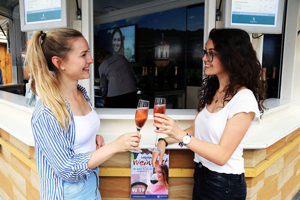 Foto: Leipzig - Leipziger Weinfest | Das Team hinter BILDLEXIKON LEIPZIG bündelt historische wie aktuelle Informationen über die Stadt Leipzig in Text und Bild auf einer Plattform und stellt diese der interessierten Öffentlichkeit zur Verfügung.