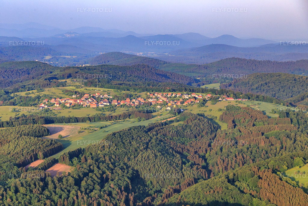 Vue aérienne: Village dans la forêt à Puberg dans le département Bas Rhin, France – .Photo: IMG_107286.jpg prise le 18/05/2018 par Werner Riehm/FLY-FOTO.eu – Résolution de l'original: 5472 x 3648 px