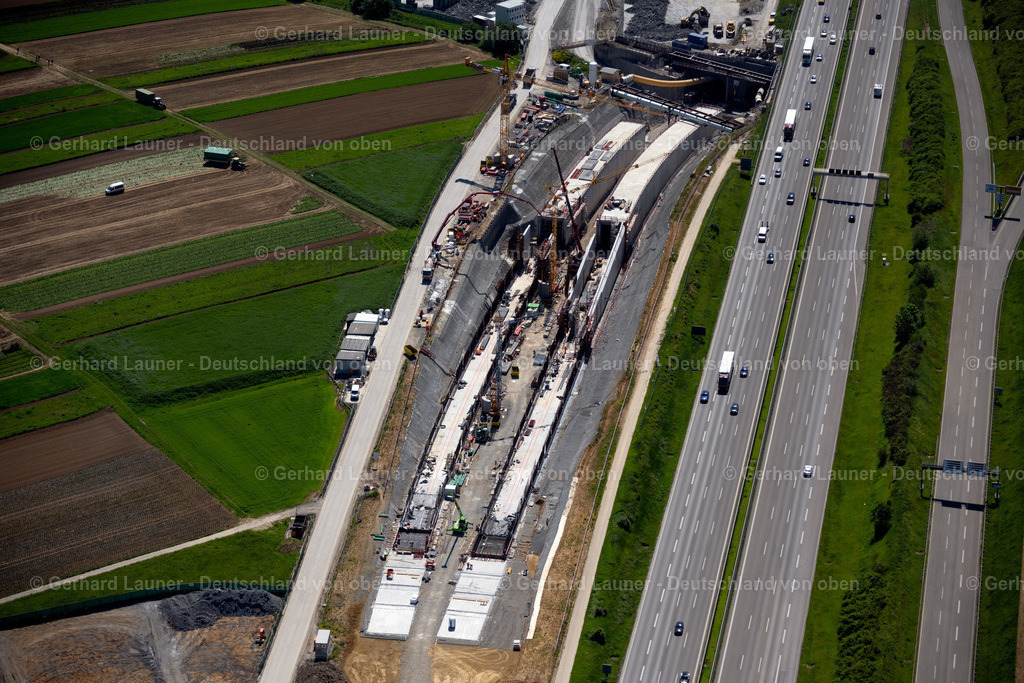 4045608 | STUTTGART 31.05.2021 Baustelle mit Tunnelführungsarbeiten für die Streckenführung und den Verlauf " Flughafentunnel " parallel zum Verlauf der Autobahn BAB A8 im Ortsteil Plieningen in Stuttgart im Bundesland Baden-Württemberg, Deutschland. Weiterführende Informationen bei: GBI Gackstatter Beratende Ingenieure GmbH,  Max Bögl Bauservice GmbH & Co. KG,  Vössing Ingenieurgesellschaft mbH. // Construction site with tunneling work for the route and the "airport tunnel" course parallel to the course of the A8 motorway in the Plieningen district of Stuttgart in the state Baden-Wuerttemberg, Germany. Further information at: GBI Gackstatter Beratende Ingenieure GmbH,  Max Boegl Bauservice GmbH & Co. KG,  Voessing Ingenieurgesellschaft mbH. Foto: Gerhard Launer
