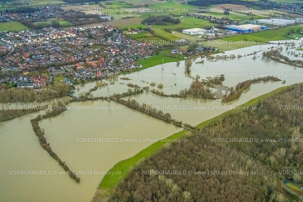 Bergkamen231204816Lippe-Bearbeitet | Luftbild vom Hochwasser der Lippe, Weihnachtshochwasser 2023, Fluss Lippe tritt nach starken Regenfällen über die Ufer, Überschwemmungsgebiet NSG Lippeaue von Stockum bis Werne, Silberweiden-Auenwald in der Mittlake Landschaftsschutzgebiet, Bäume und Strommasten im Wasser, Rünthe, Bergkamen, Ruhrgebiet, Nordrhein-Westfalen, Deutschland