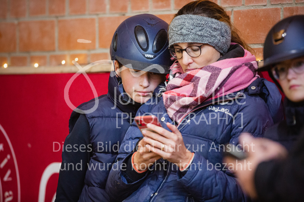 221127_Winterfestival_L-Spr_HPTTY-284 | Deine schönsten Turniermomente als professionelle Fotos! Entdecke hochwertige Pferdesport-Fotografie im Online-Shop. Jetzt Fotos finden & bestellen!