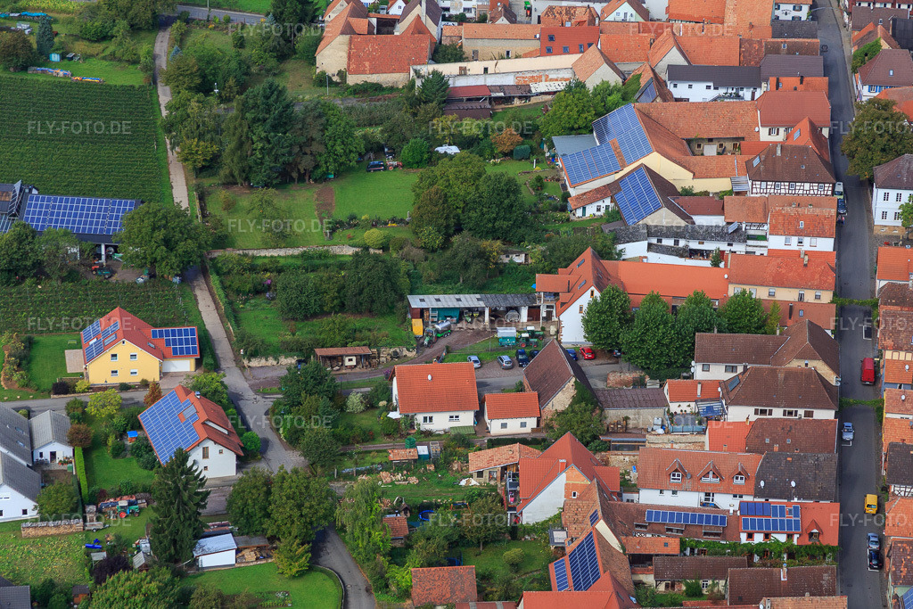 Luftbild: Am Pfarrgarten im Ortsteil Heuchelheim in Heuchelheim-Klingen im Bundesland Rheinland-Pfalz in Deutschland. Foto: IMG_072673.jpg vom 19.09.2014 durch Werner Riehm/FLY-FOTO.deAuflösung des Originals: 4703 x 3136 px