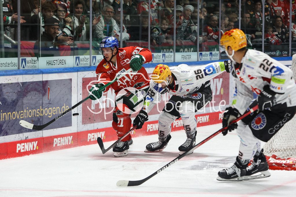 Augsburger Panther - Fischtown Pinguins Bremerhaven | Jere KARJALAINEN (AEV #21) im Duell mit Dominik UHER (BHV #26) / Zweikampf