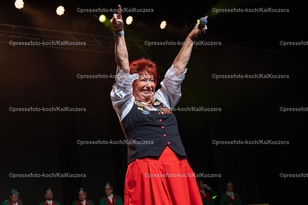 KKU25012501034 | 25.01.2025, xkkux, Düsseldorf, Karnevalsveranstaltung - Die Lachende in der Mitsubishi Electric HALLE. Sängerin Marita Köllner performt bei ihrem Auftritt