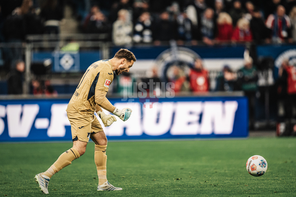 Fußball | Männer | Saison 2025/2026 | 1. Fußball-Bundesliga | 31. Spieltag | Hamburger SV vs. TSG Hoffenheim | 25.04.2026 | Oliver Baumann (#1, TSG Hoffenheim)  Jubel nach dem Schlusspfiff