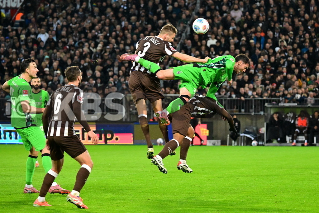 KBS Picture_FCStPauli-Gladbach_031 | v.l. Mets Karol (St.Pauli) , Scally Joe (Bor.Moenchengladbach) , Fujita Joel Chima (St.Pauli) ,Sportplatz :  Millerntor Stadion, - Realisiert mit Pictrs.com