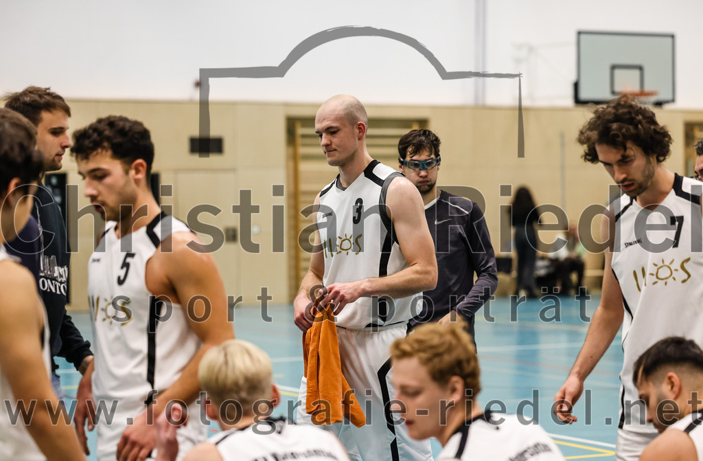 2022-12-03_063_TSV_Vaterstetten_gegen_TG_Landshut | Vaterstetten, Deutschland, 03.12.2022:
Basketball, Bayernliga Herren Südost 2022 / 2023, 7. Spieltag, TSV Vaterstetten gegen TG Landshut, Endergebnis: 71:78

Jonathan Andre (TSV Vaterstetten, #5), F. Sutur (TSV Vaterstetten, #3), Luca Maurice Kohll (TSV Vaterstetten, #7)

Foto: Christian Riedel / fotografie-riedel.net