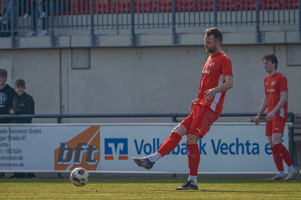 Fußball I Herren I Saison 2025-2026 I Bezirksliga Weser-Ems 4 I 22. Spieltag I Vfl Oythe  - SV Bethen I 6883 | jns.sportfotos - Realisiert mit Pictrs.com