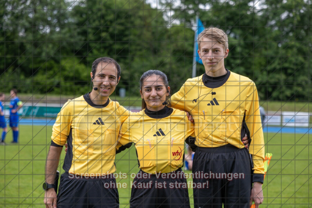 20250529_145318_1338 | #,  SGM Wendlingen-Ötlingen II (blau) vs. 1.FC Donzdorf II (schwarz), Fussball, Frauen-Bezirkspokal Finale Saison 2024/2025, Rasenplatz VfL Stadion Kirchheim, Jesinger Straße 105, 73230 Kirchheim, 29.05.2025 - 13:00 Uhr,Foto: PhotoPeet-Sportfotografie/Peter Harich