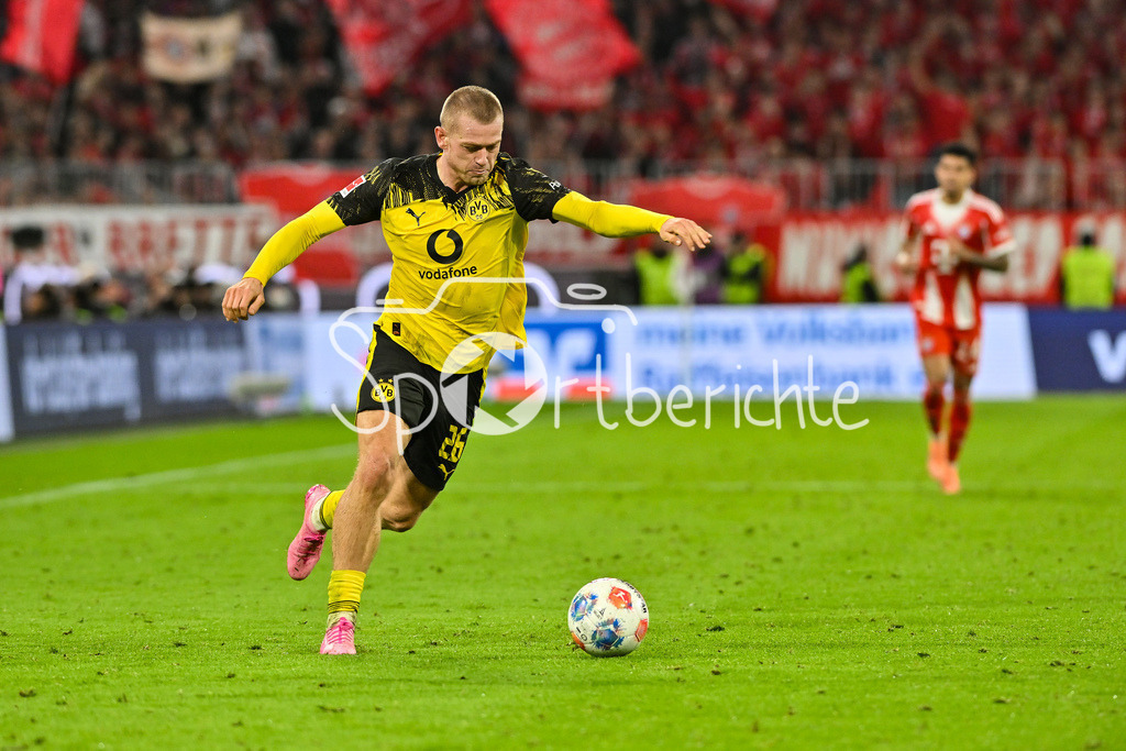 FC Bayern München - Borussia Dortmund | MUNICH, GERMANY - with ball Julian RYERSON (Borussia Dortmund 26) during the bundesliga match between FC Bayern Munich vs. Borussia Dortmund on matchday 7 at Allianz Arena on October 18, 2025 in Munich, Germany / DFL REGULATIONS PROHIBIT ANY USE OF PHOTOGRAPHS AS IMAGE SEQUENCES AND/OR QUASI-VIDEO