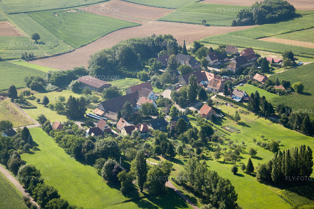 Aerial view: Geisberg in Wissembourg in the state Bas-Rhin, France. – Photo: IMG_31112.jpg taken on 08/07/2010 by Werner Riehm/FLY-FOTO.com – Resolution of the original: 4752 x 3168 px