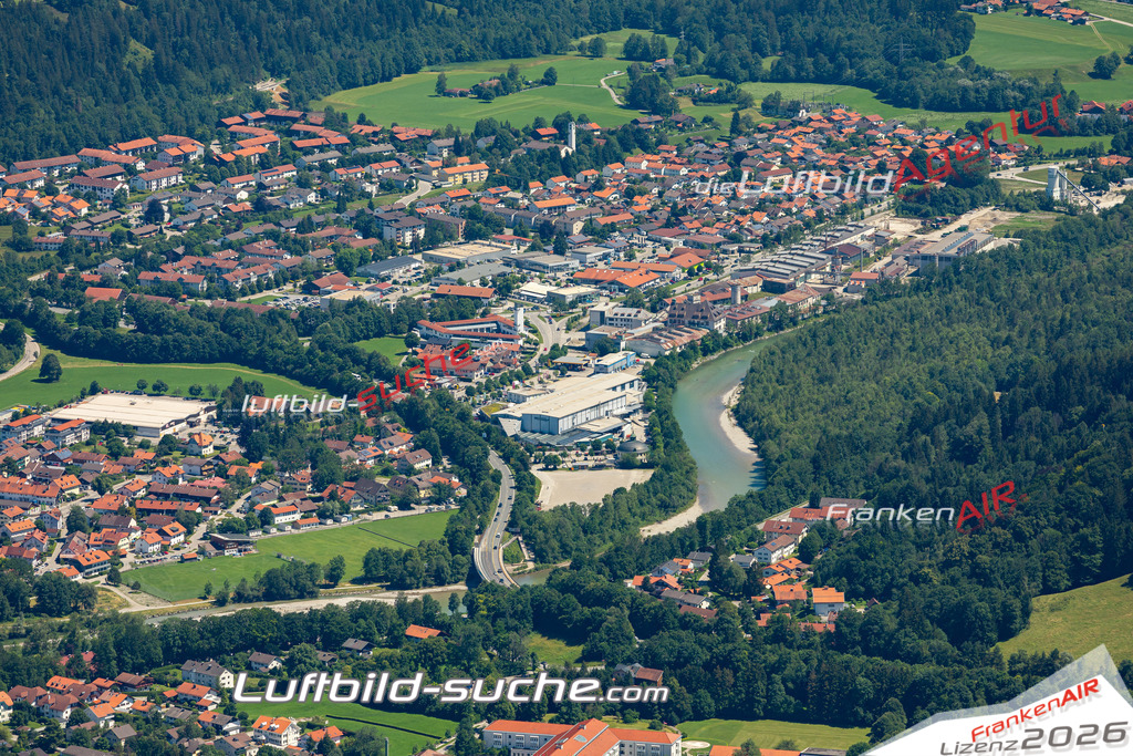 Aktuelles Luftbild von  Bad Tölz - Die Luftaufnahme wurde 2022 mittels UL-Flugzeug erstellt ( keine Drohne ) - hochauflösende Kamera-Systeme von  Canon -Beste Qualität - Für grossformatige Ausdrucke geeignet. Die Geschenkidee !
