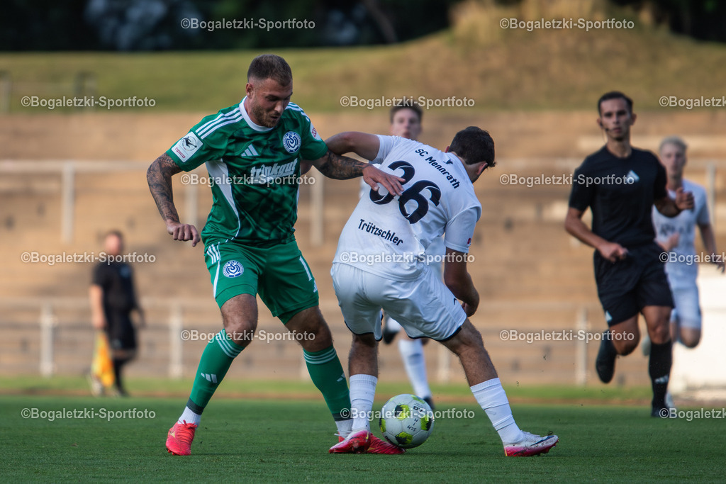 Dittgen und Trützschler im Zweikampf | 20.08.2025, Fußball, SC Victoria Mennrath - MSV Duisburg, Niederrheinpokal, Saison 2025/26: Maximilian Dittgen (MSV Duisburg #11) erobert gegen Paul Trützschler (SC Victoria Mennrath #36) den Ball - Realisiert mit Pictrs.com