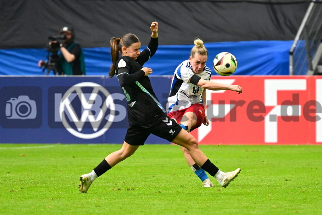KBS Picture_HSV-Bremen_Frauen_040 | v.v. Mahmoud Tuana (Werder Bremen Frauen) , Stoeckmann Sarah (HSV Frauen) ,Sportplatz :  Volksparkstadion, - Realisiert mit Pictrs.com