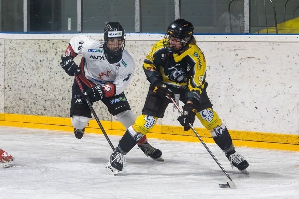 Mad Dogs Mannheim vs. HK Budapest (Mannheim, Germany) | Mannheim, Germany, 26/10/26) blossom-ic DFEL - GERMAN WOMEN'S ICE HOCKEY LEAGUE, 2026–27 Season, Matchday 10: Mad Dogs Mannheim vs. HK Budapest / Riley Grimley (97, Mannheim) with the puck, with Dalma Gergely (78, Budapest) behind her - Realisiert mit Pictrs.com