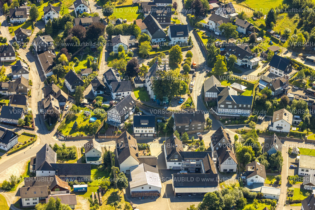 Kirchhundem250811776 | Luftbild, Baustelle und Bauarbeiten mit Baugerüst an der denkmalgeschützten kath. Pfarrkirche St. Katharina in Heinsberg, Kirchhundem, Sauerland, Nordrhein-Westfalen, Deutschland