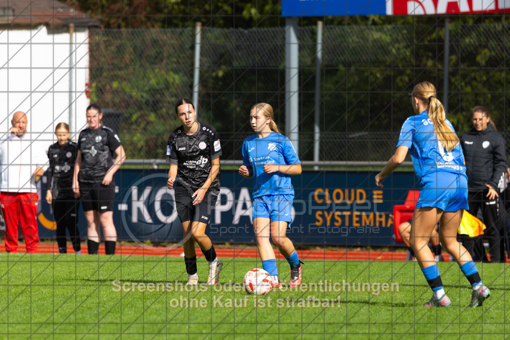 20261010_143307_0281_(c)_by_PhotoPeet | #,1.FC Donzdorf (schwarz) vs. SC Sand (blau), Fußball, EnBW-Oberliga B -Juniorinnen, 05. Spieltag, Saison 2026/2027, Rasenplatz Lautertal Stadion, Süßener Straße 16, 73072 Donzdorf, 10.10.2026 - 14:00 Uhr,Foto: PhotoPeet / Sport- &amp; Eventfotografie / Peter Harich