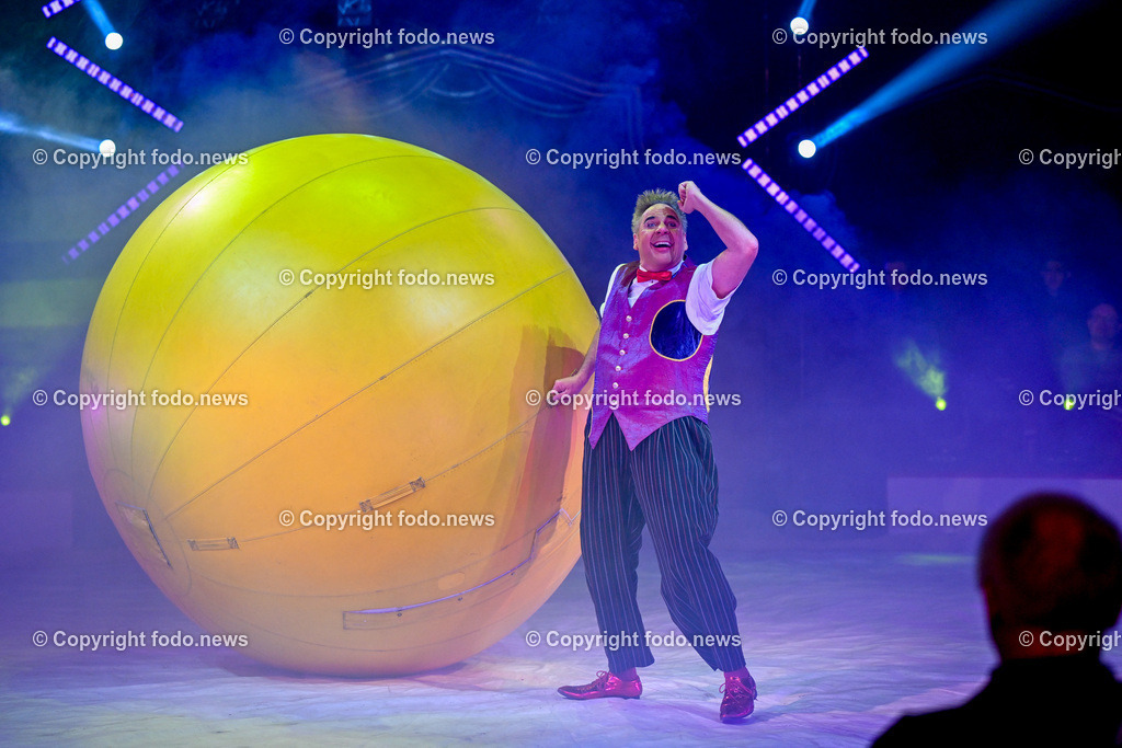Zirkus Louis Knie_ 17.02.2024-30 | 17.02.2024, Linz, AUT, Circus Louis Knie 2024, im Bild Circus, Zirkus, Zelt, Artisten, Kuenstler, Trapez, Show, Clown, Zuschauer, Hunde, Ponys, Licht, Musik, Akrobaten, Akrobatik, Luftakrobatik