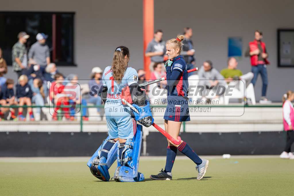 HK_20220925_100094 | 1. Bundesliga Damen Düsseldorfer HC - Berliner HC  am 25.9.2022 DHC Düsseldorf, Düsseldorf , Nathalie Kulbatzki ( Torfrau Düsseldorfer HC #1 ) , Annika Sprink ( Düsseldorfer HC #3 )