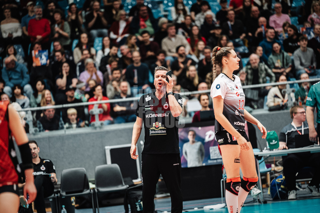 Volleyball | Frauen | Saison 2025/2026 | Volleyball Bundesliga | ETV Hamburger Volksbank Volleys vs. Dresdner SC | 15.11.2025 | Trainer Alexander Waibl (Dresdner SC) gibt Anweisungen