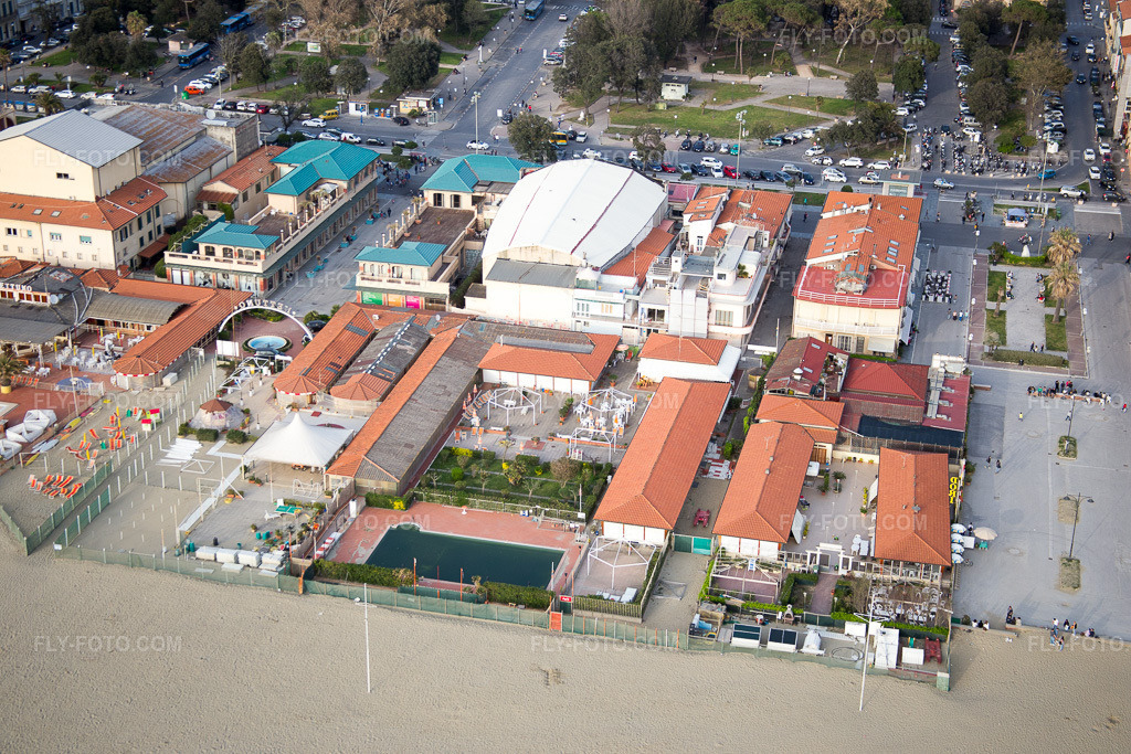 Aerial view: View of the town in Viareggio in the state Lucca, Italy. – Photo: IMG_087005.jpg taken on 04/03/2016 by Werner Riehm/FLY-FOTO.com – Resolution of the original: 5472 x 3648 px