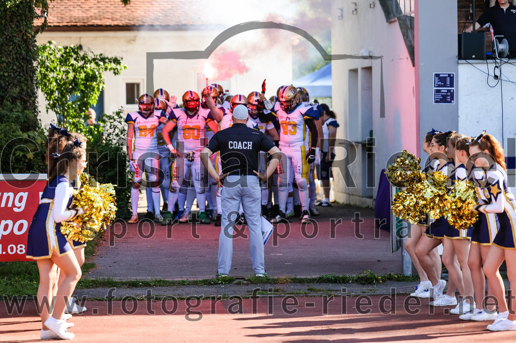 2022-05-14_012_Erding_Bulls_gegen_Munich_Cowboys_2 | Erding, Deutschland, 14.05.2022:
Fußball, Regionalliga 2022, 3. Spieltag, Erding Bulls gegen Munich Cowboys 2, Endergebnis: 20:30

Philipp Steigele (Erding Bulls, #84), Maximilian Stacke (Erding Bulls, #80)

Foto: Christian Riedel / fotografie-riedel.net