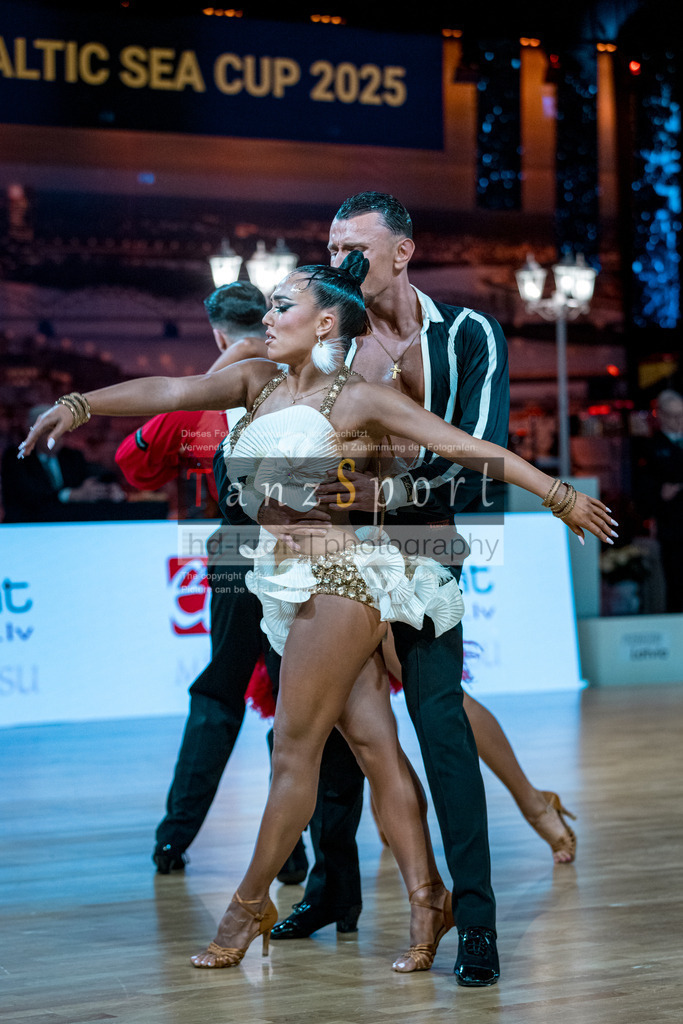 20251212_WDSF_World_Ch_Cup_RS-Lat_1322-2 | Tanzsportbilder, Standardtanz, Lateintanz, WDSF, DTV, LTVB, dancecomp, goc, hessen tanzt, blaues band der spree, walzer, tango, wiener walzer, slowfox, quickstepp, samba, rumba, cha-cha-cha, paso doble. jive, hd-kroft photography, turniertanzsport